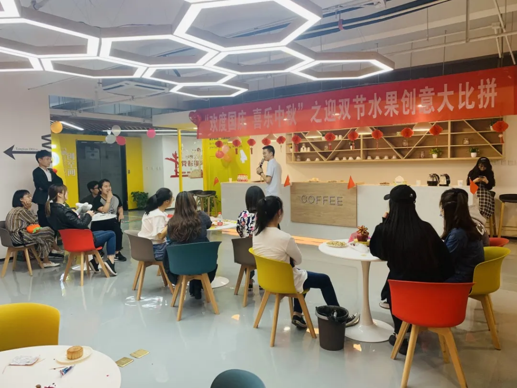 猜燈謎、拼果盤，中原工業(yè)設(shè)計城的這場迎國慶中秋雙節(jié)活動氛圍濃