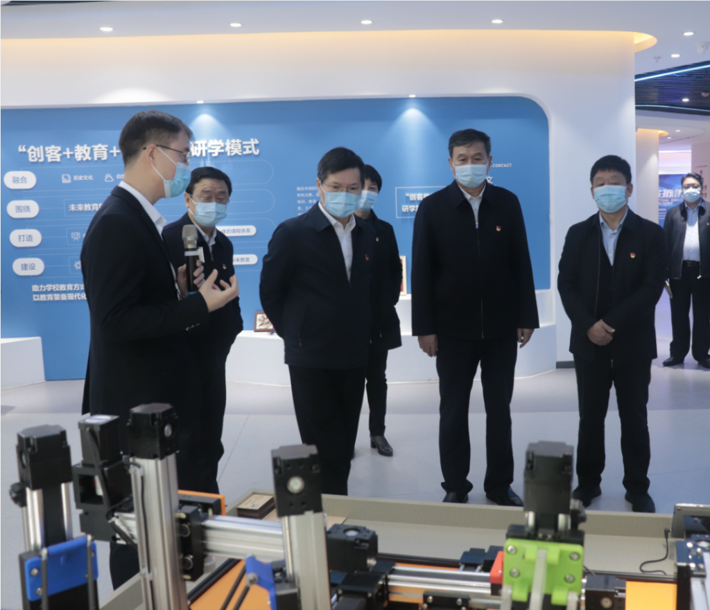 河南省委常委、鄭州市委書記徐立毅帶領(lǐng)鄭州市黨政考察團(tuán)蒞臨中原工業(yè)設(shè)計城參觀考察