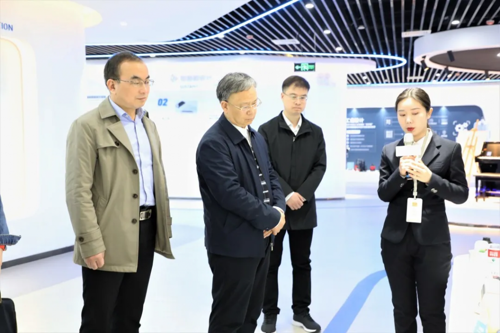 洛陽市工信局黨組成員、副局長李君一行蒞臨中原工業(yè)設計城參觀考察