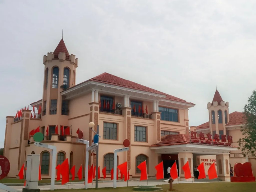 豐城市委書記李曉楚率團到江西工業(yè)設(shè)計小鎮(zhèn)開展黨史學(xué)習(xí)教育