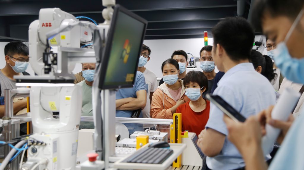 工業(yè)機器人應(yīng)用工程師開班！設(shè)計城為順德智造培養(yǎng)“種子人才”