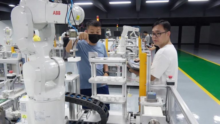 兩個月掌握工業(yè)機器人操作，設(shè)計城助力北滘培育智造人才！