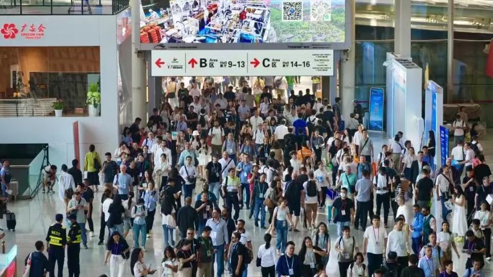 第136屆廣交會(huì)開幕首日： 順德“智造”驚艷外商 設(shè)計(jì)城“創(chuàng)新天團(tuán)”火力全開
